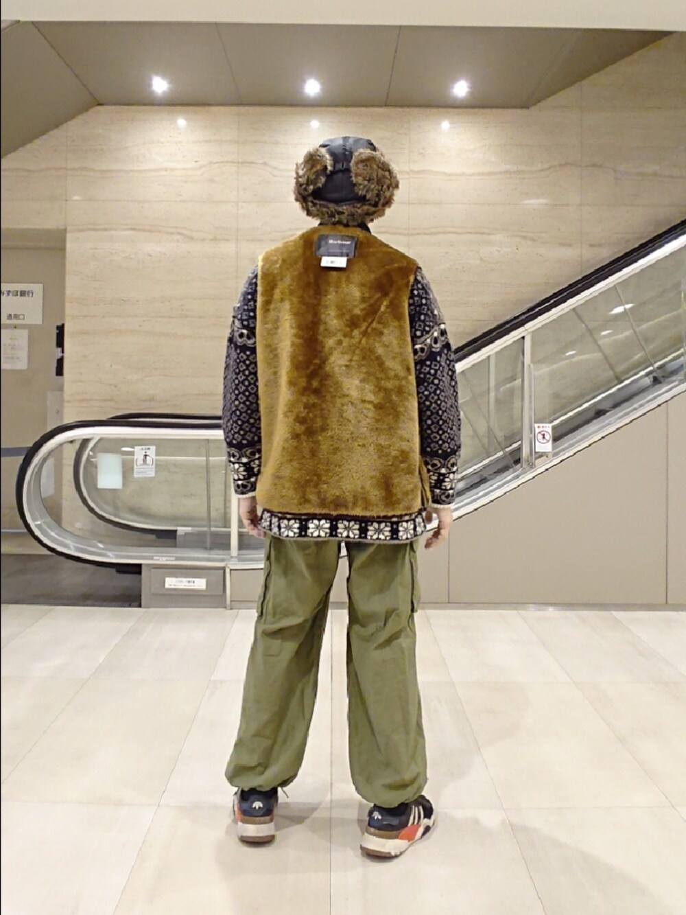 「フライングキャップ、ノルディックセーター、ファーベスト、バブアーライナー、カーゴパンツ、スニーカー、WEGO、DALE OF NORWAY、レイジブルー(RAGEBLUE)、アレキサンダーワン×アディダス、レイヤード」|「newhattanのnewhattan/ニューハッタン TROOPER HAT(ハット、ブラック系)」を使った、たっくんさん(メンズ・176cm)の秋コーディネートの2枚目の写真