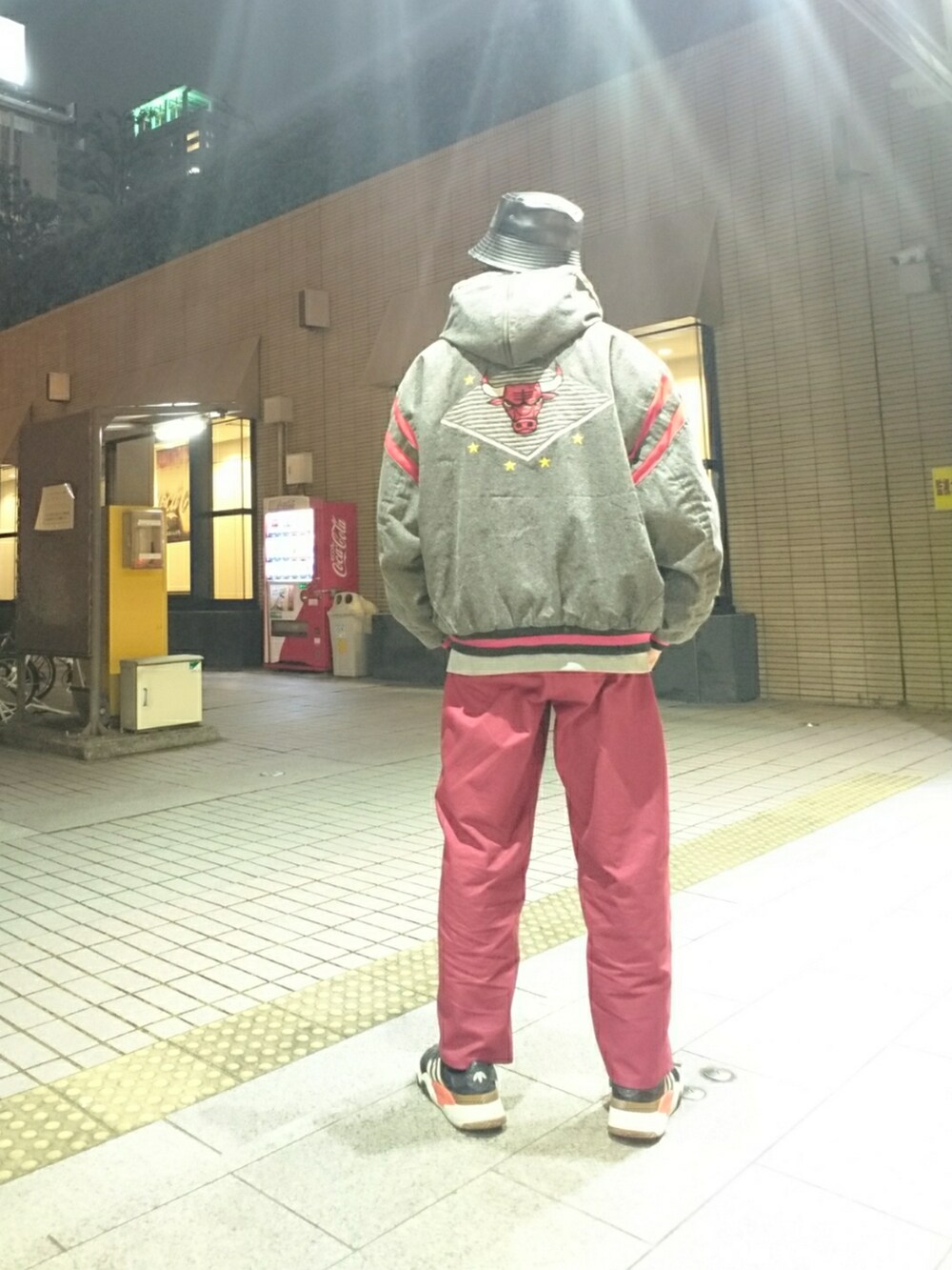 グレー系のパーカー、グレー系のブルゾン、レッド系のパンツを着用したメンズの冬コーディネートの2枚目の写真