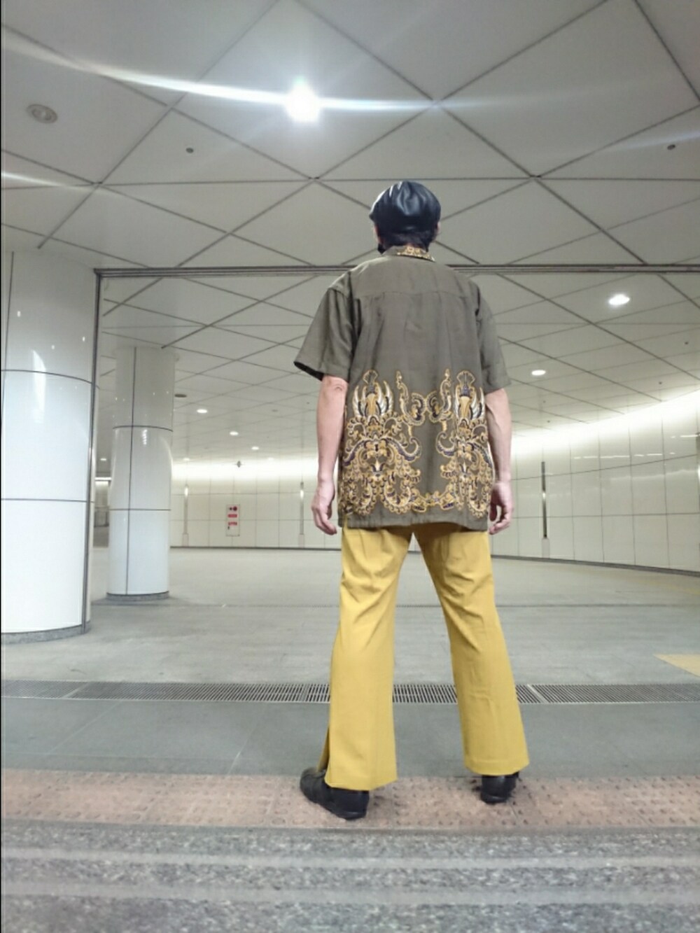 ブラック系のTシャツ/カットソー、グリーン系のシャツ/ブラウス、イエロー系のその他パンツを着用したメンズの夏コーディネートの2枚目の写真