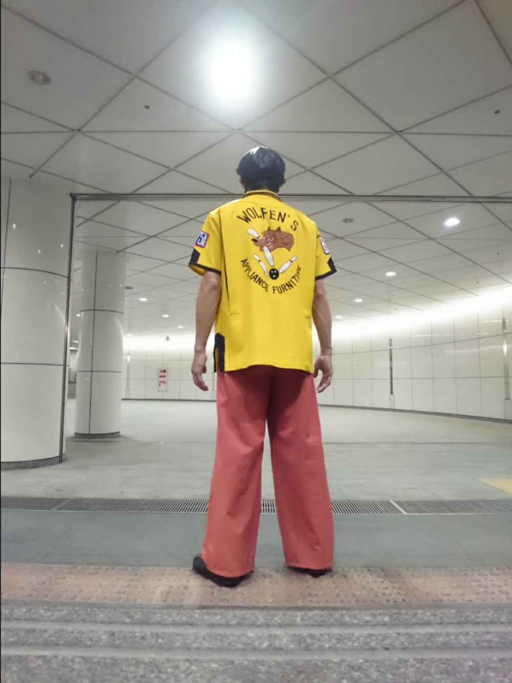 ホワイト系のTシャツ/カットソー、イエロー系のシャツ/ブラウス、ブラウン系のその他パンツを着用したメンズの夏コーディネートの2枚目の写真