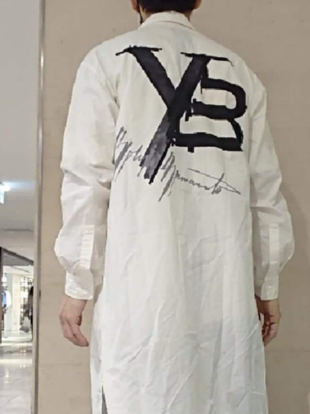 ホワイト系のシャツ/ブラウス、ホワイト系のTシャツ/カットソー、ピンク系のカーゴパンツを着用したメンズの春コーディネートの2枚目の写真