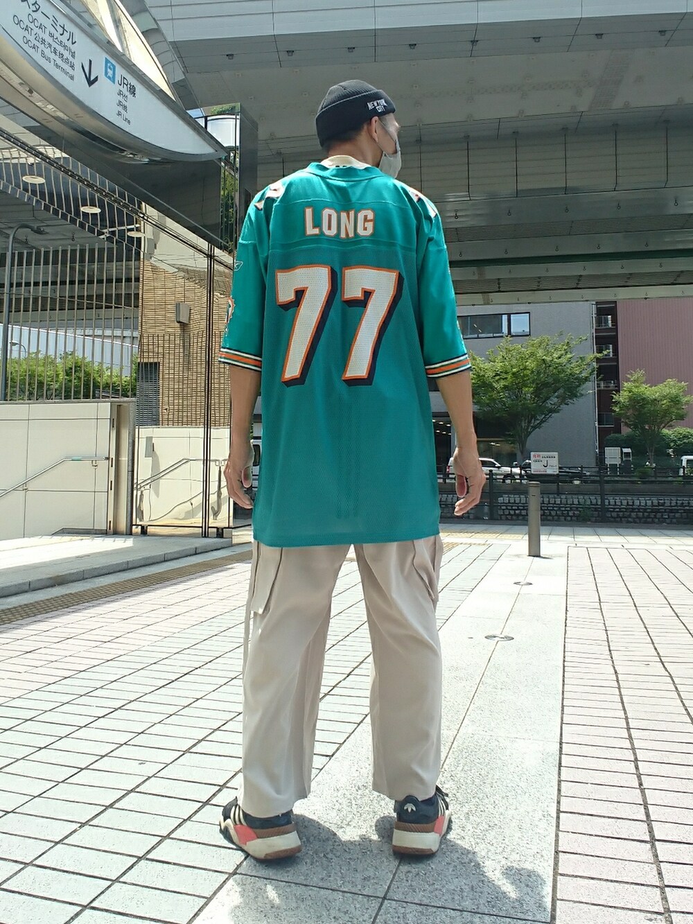 グリーン系のTシャツ/カットソー、ホワイト系のTシャツ/カットソー、グレー系のカーゴパンツを着用したメンズの夏コーディネートの2枚目の写真