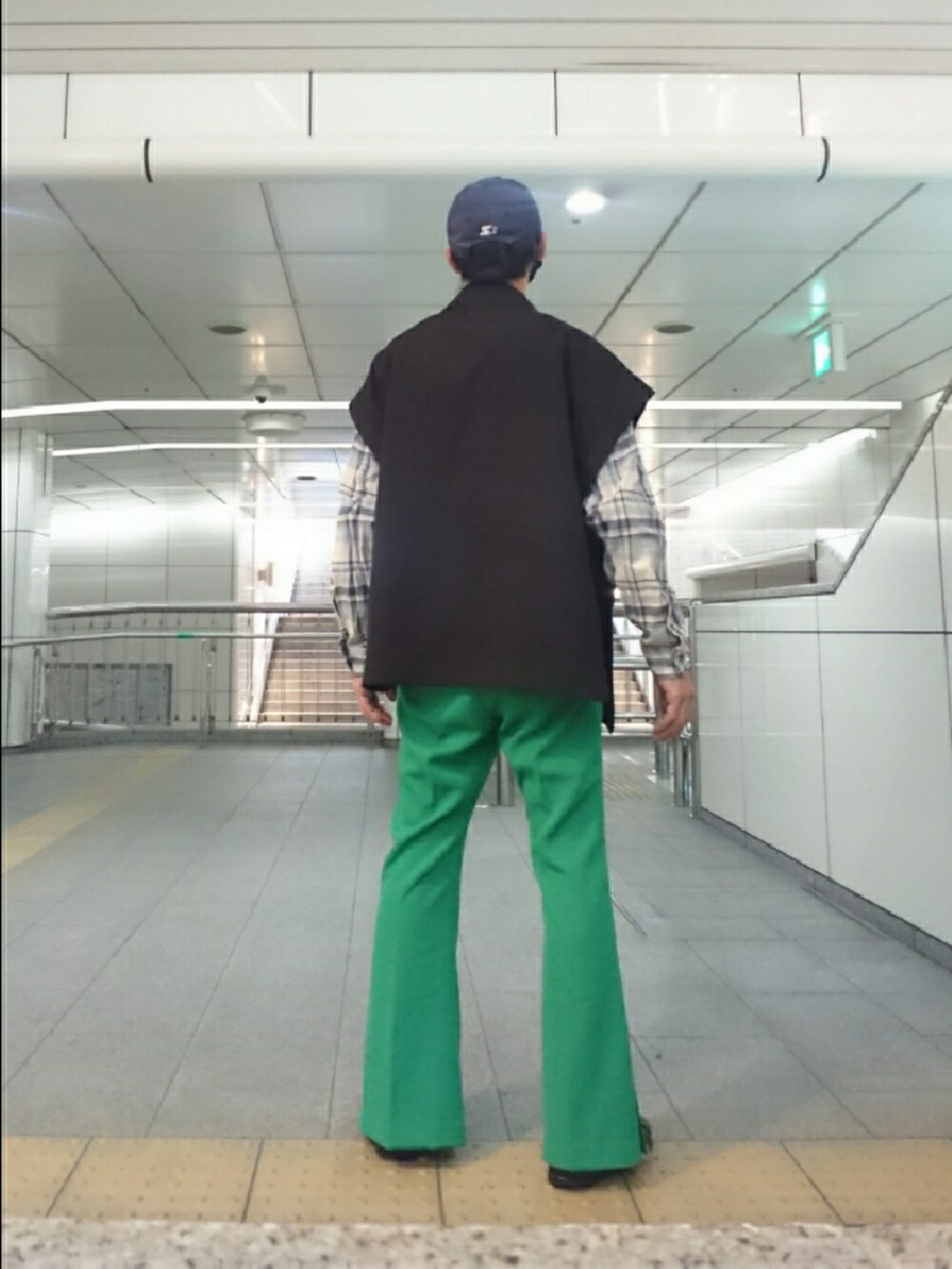 その他のシャツ/ブラウス、ブラック系のベスト、グリーン系のその他パンツを着用したメンズの夏コーディネートの2枚目の写真