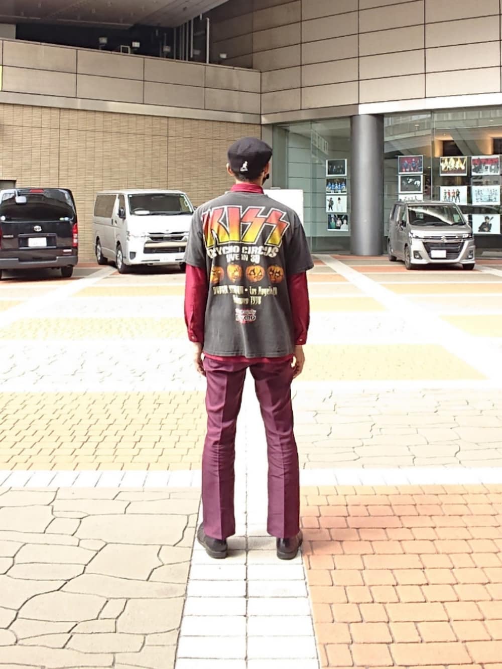 ブラック系のTシャツ/カットソー、レッド系のスラックス、ブラック系のドレスシューズを着用したメンズの夏コーディネートの2枚目の写真