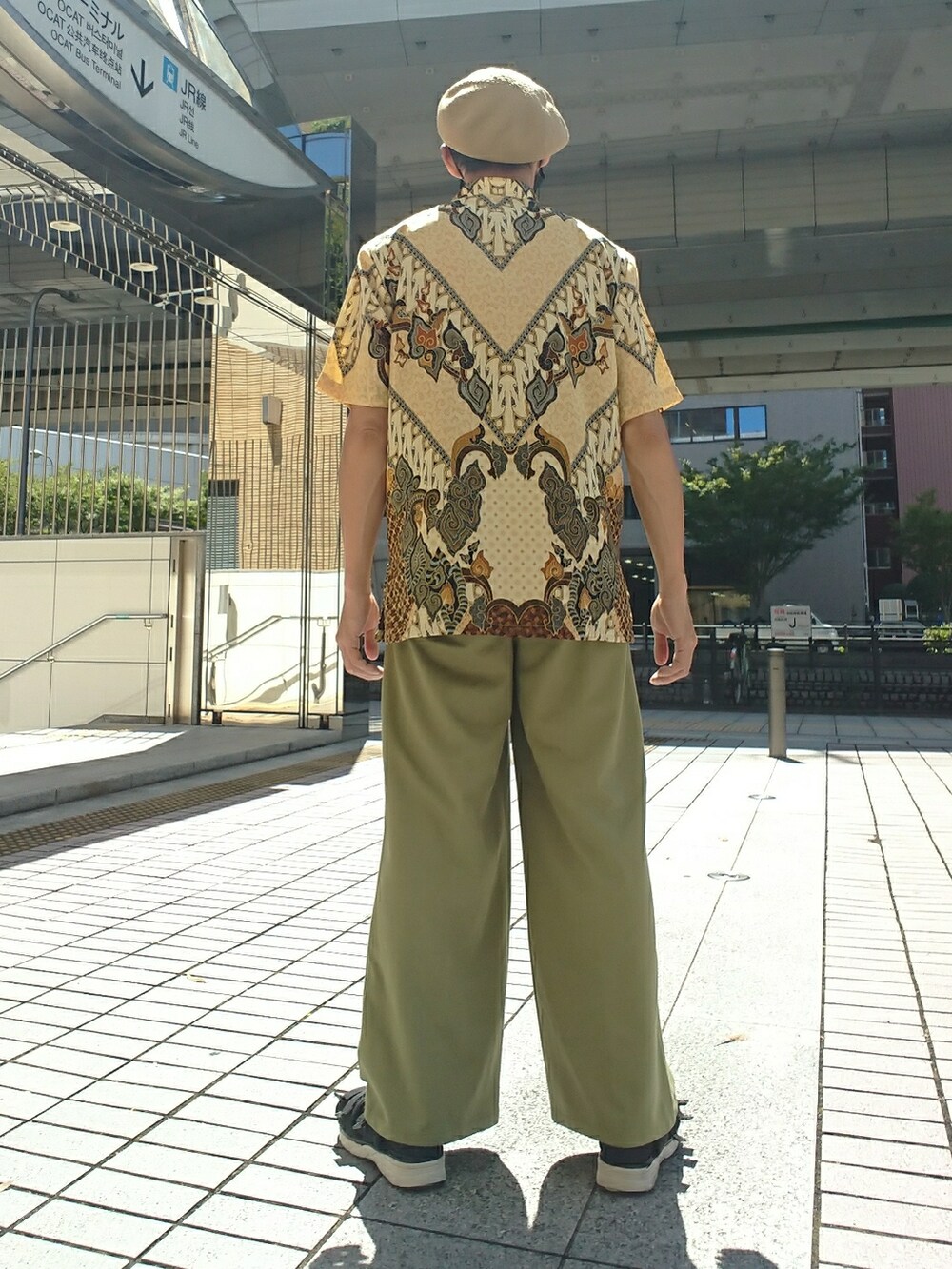 ベージュ系のシャツ/ブラウス、グリーン系のその他パンツ、ブラック系のサンダルを着用したメンズの秋コーディネートの2枚目の写真