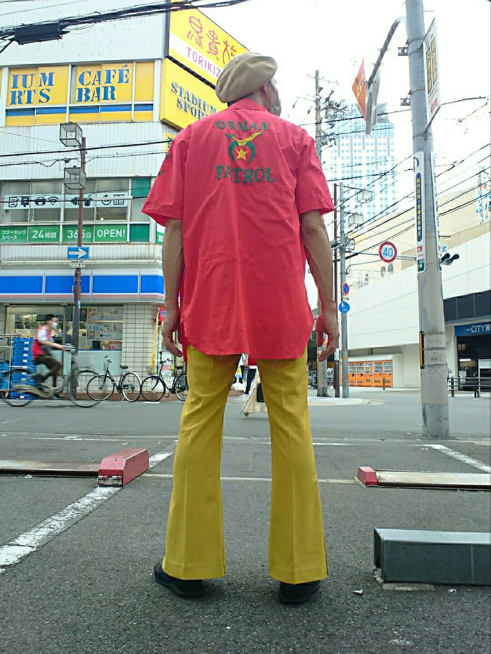 レッド系のシャツ/ブラウス、ホワイト系のTシャツ/カットソー、イエロー系のその他パンツを着用したメンズの夏コーディネートの2枚目の写真