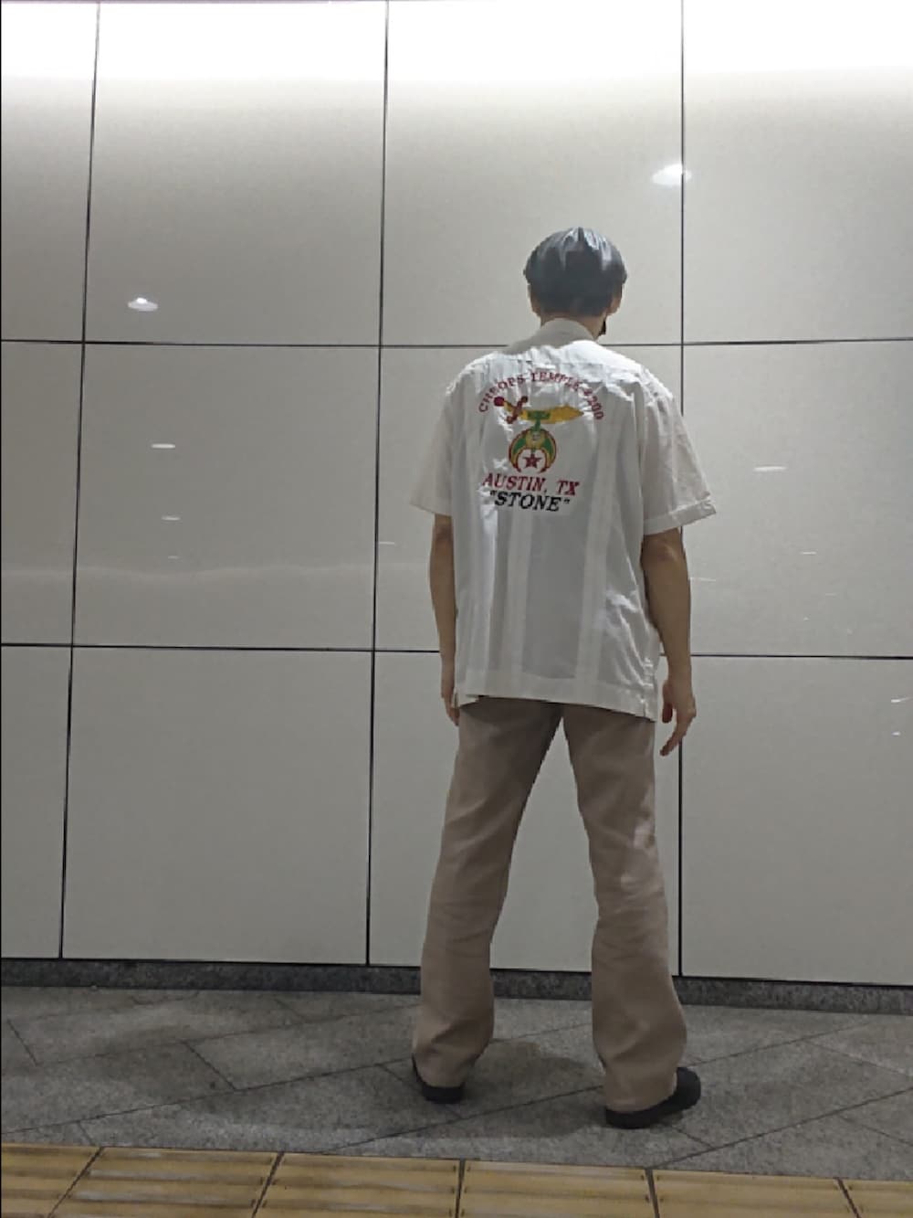 ブラック系のTシャツ/カットソー、ホワイト系のシャツ/ブラウス、ベージュ系のスラックスを着用したメンズの夏コーディネートの2枚目の写真