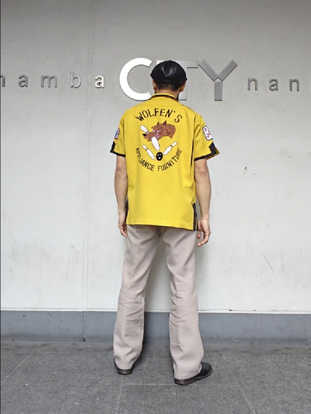 ホワイト系のTシャツ/カットソー、イエロー系のシャツ/ブラウス、ベージュ系のスラックスを着用したメンズの夏コーディネートの2枚目の写真