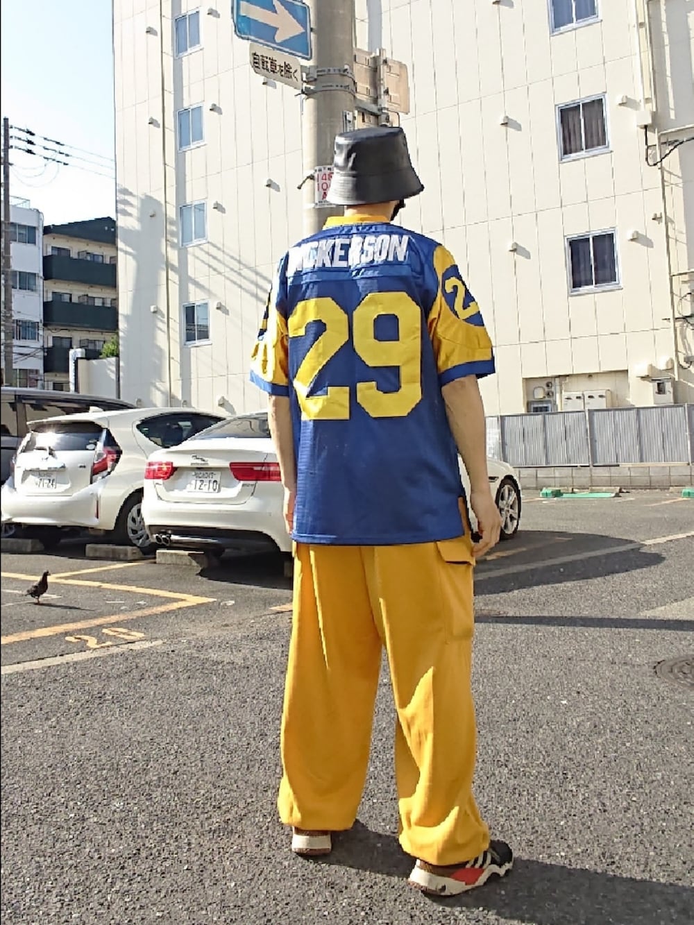 ブルー系のその他トップス、イエロー系のカーゴパンツ、ブラック系のスニーカーを着用したメンズの春コーディネートの2枚目の写真