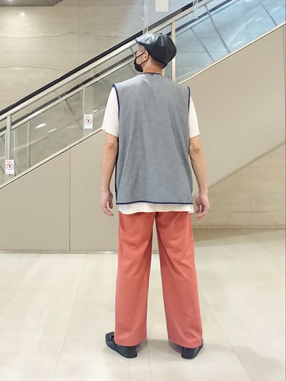 ホワイト系のTシャツ/カットソー、ブルー系のベスト、ブラウン系のその他パンツを着用したメンズの夏コーディネートの2枚目の写真