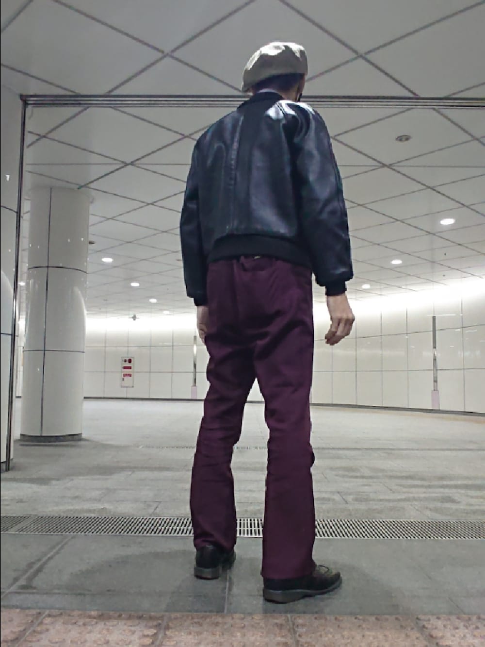 ブラック系のライダースジャケット、レッド系のスラックス、ブラック系のドレスシューズを着用したメンズの秋コーディネートの2枚目の写真