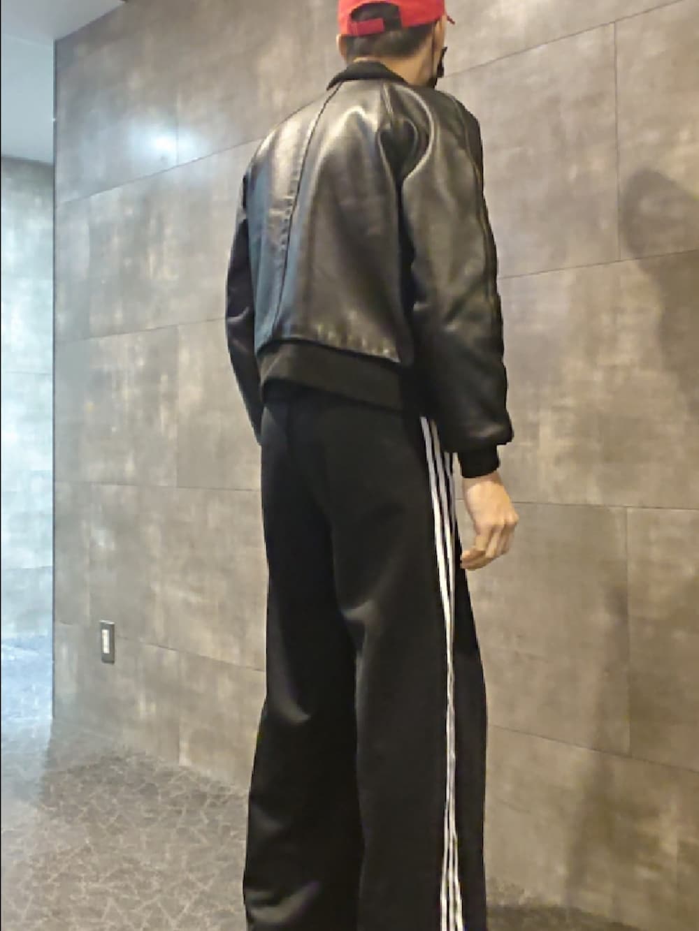 ブラック系のTシャツ/カットソー、ブラック系のライダースジャケット、ブラック系のその他パンツを着用したメンズの秋コーディネートの2枚目の写真