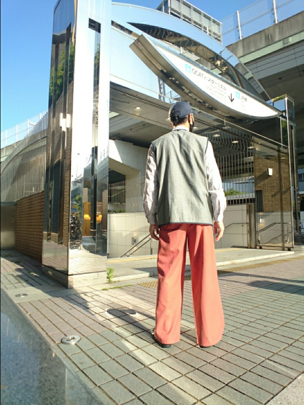 その他のネクタイ、ブルー系のベスト、ブラウン系のその他パンツを着用したメンズの春コーディネートの2枚目の写真