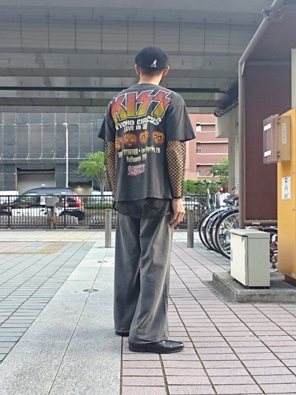 ブラック系のTシャツ/カットソー、ブラック系のTシャツ/カットソー、グレー系のデニムパンツを着用したメンズの春コーディネートの2枚目の写真