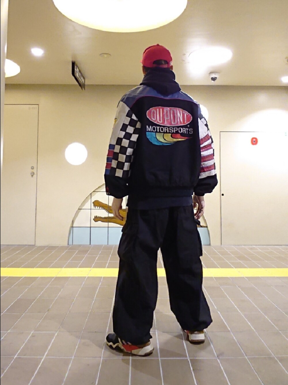 ブラック系のその他アウター、ブラック系のパーカー、ブラック系のカーゴパンツを着用したメンズの冬コーディネートの2枚目の写真