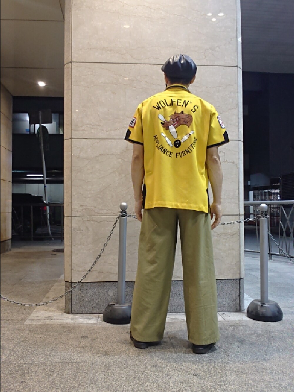 ブラック系のTシャツ/カットソー、イエロー系のシャツ/ブラウス、グリーン系のその他パンツを着用したメンズの夏コーディネートの2枚目の写真