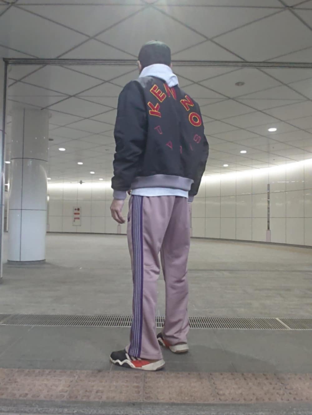 「キャップ、パーカー、MA-1、トラックパンツ、スニーカー、ニューエラ、SOFFE、KENZO、ニードルス、アレキサンダーワン×アディダス」|「NEW ERAのBEAMS別注モデル(キャップ、ブラック系)」を使った、たっくんさん(メンズ・176cm)の春コーディネートの2枚目の写真
