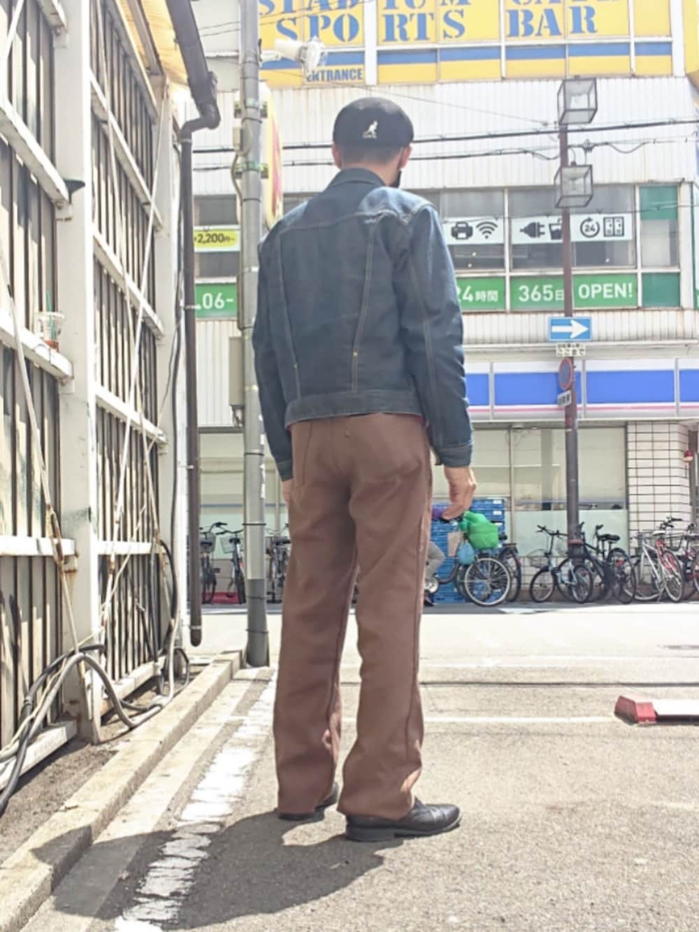 ブルー系のデニムジャケット、その他のシャツ/ブラウス、ブラウン系のその他パンツを着用したメンズの春コーディネートの2枚目の写真