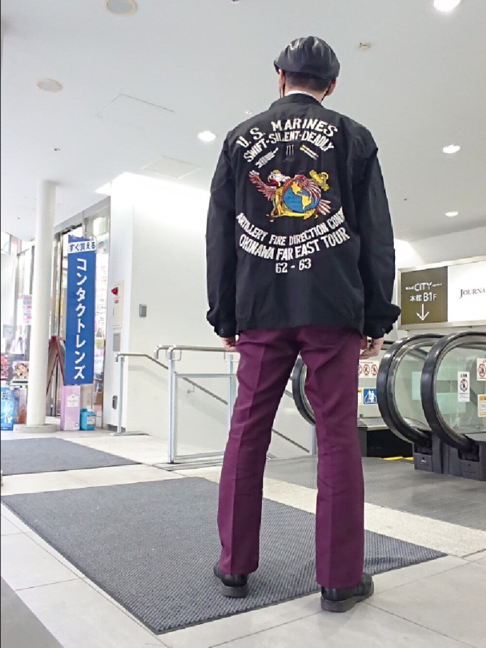 その他のシャツ/ブラウス、ブラック系のその他アウター、レッド系のスラックスを着用したメンズの春コーディネートの2枚目の写真