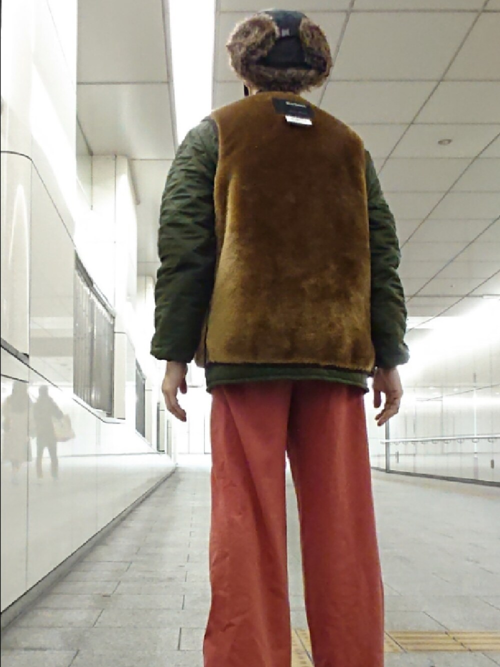 ブラウン系のベスト、グリーン系のジャケット/アウター、ブラウン系のその他パンツを着用したメンズの冬コーディネートの2枚目の写真