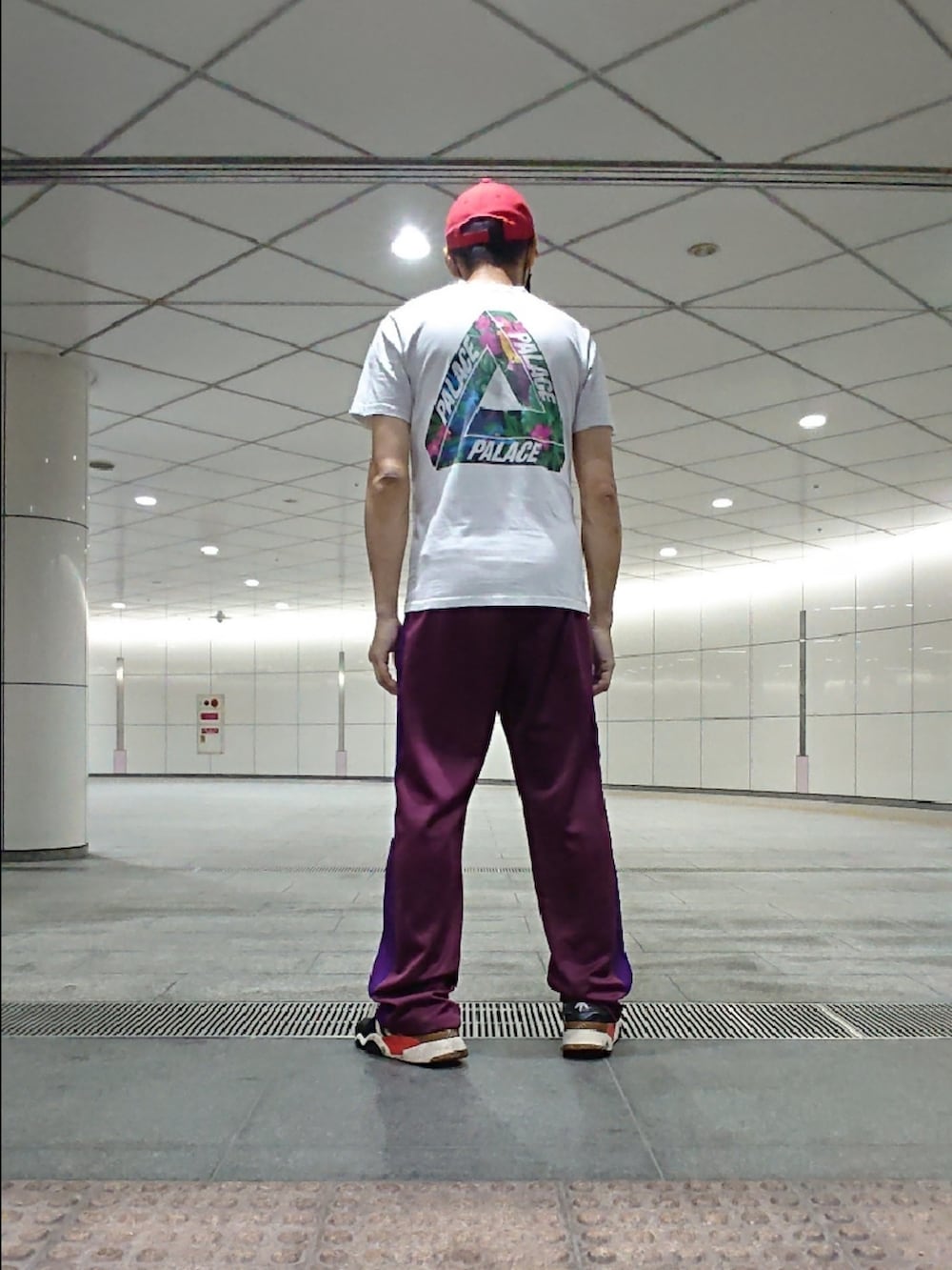 ホワイト系のTシャツ/カットソー、ピンク系のその他パンツ、ブラック系のスニーカーを着用したメンズの秋コーディネートの2枚目の写真