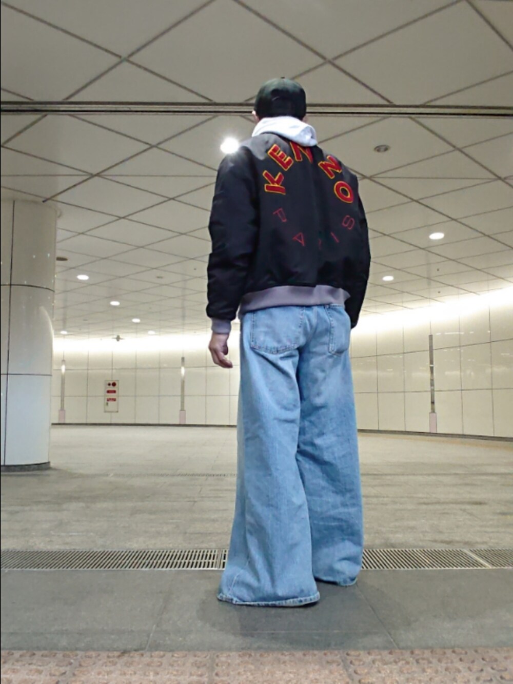 「キャップ、MA-1、パーカー、ワイドデニム、スニーカー、ニューエラー、KENZO、SOFFE、ZARA、アレキサンダーワン×アディダス、ストリート」|「NEW ERAのBEAMS別注モデル(キャップ、ブラック系)」を使った、たっくんさん(メンズ・176cm)の冬コーディネートの2枚目の写真