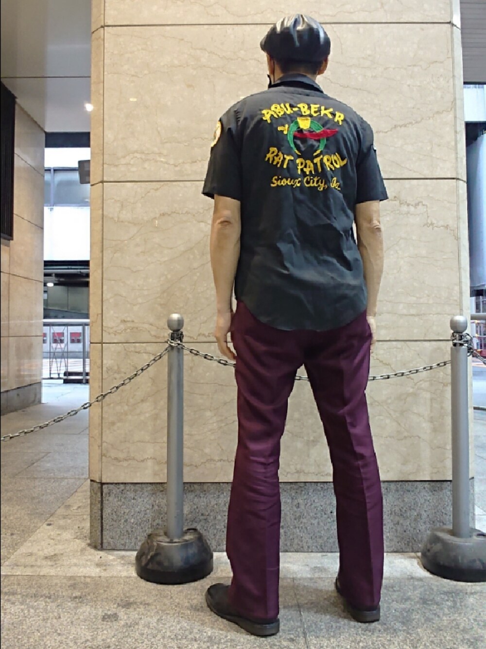 ホワイト系のTシャツ/カットソー、ブラック系のシャツ/ブラウス、レッド系のスラックスを着用したメンズの夏コーディネートの2枚目の写真