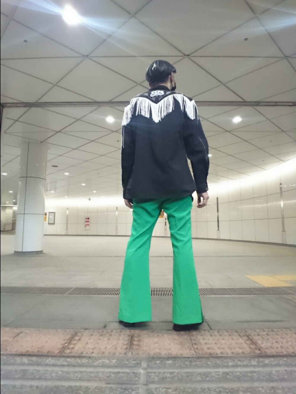 ホワイト系のTシャツ/カットソー、ブラック系のシャツ/ブラウス、グリーン系のその他パンツを着用したメンズの夏コーディネートの2枚目の写真