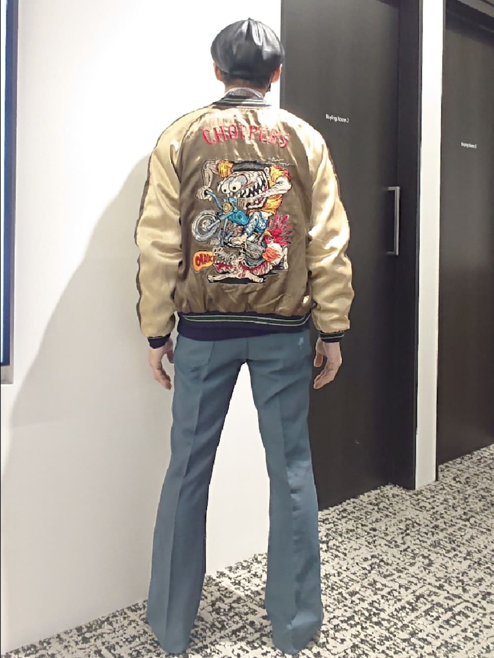 その他のシャツ/ブラウス、グリーン系のスカジャン、ブルー系のその他パンツを着用したメンズの冬コーディネートの2枚目の写真