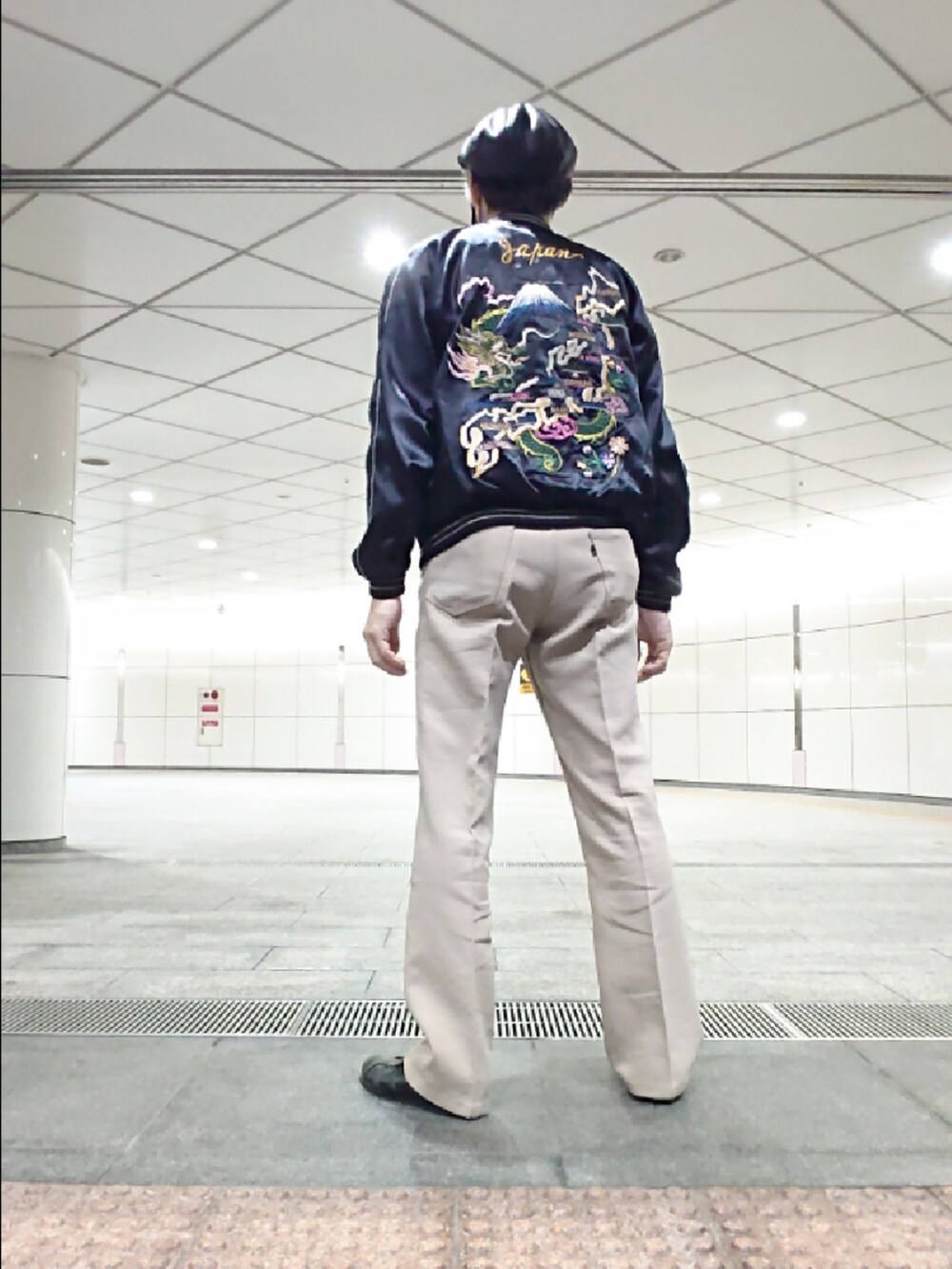 「ハンチング帽、タンクトップ、スカジャン、スラックス、スタプレ、グルカサンダル、WEGO、H&M、TAILOR TOYO、リーバイス、BEAMS」|「WEGOのWEGO/フェイクレザーハンチング(ハンチング/ベレー帽、ブラック系)」を使った、たっくんさん(メンズ・176cm)の秋コーディネートの2枚目の写真