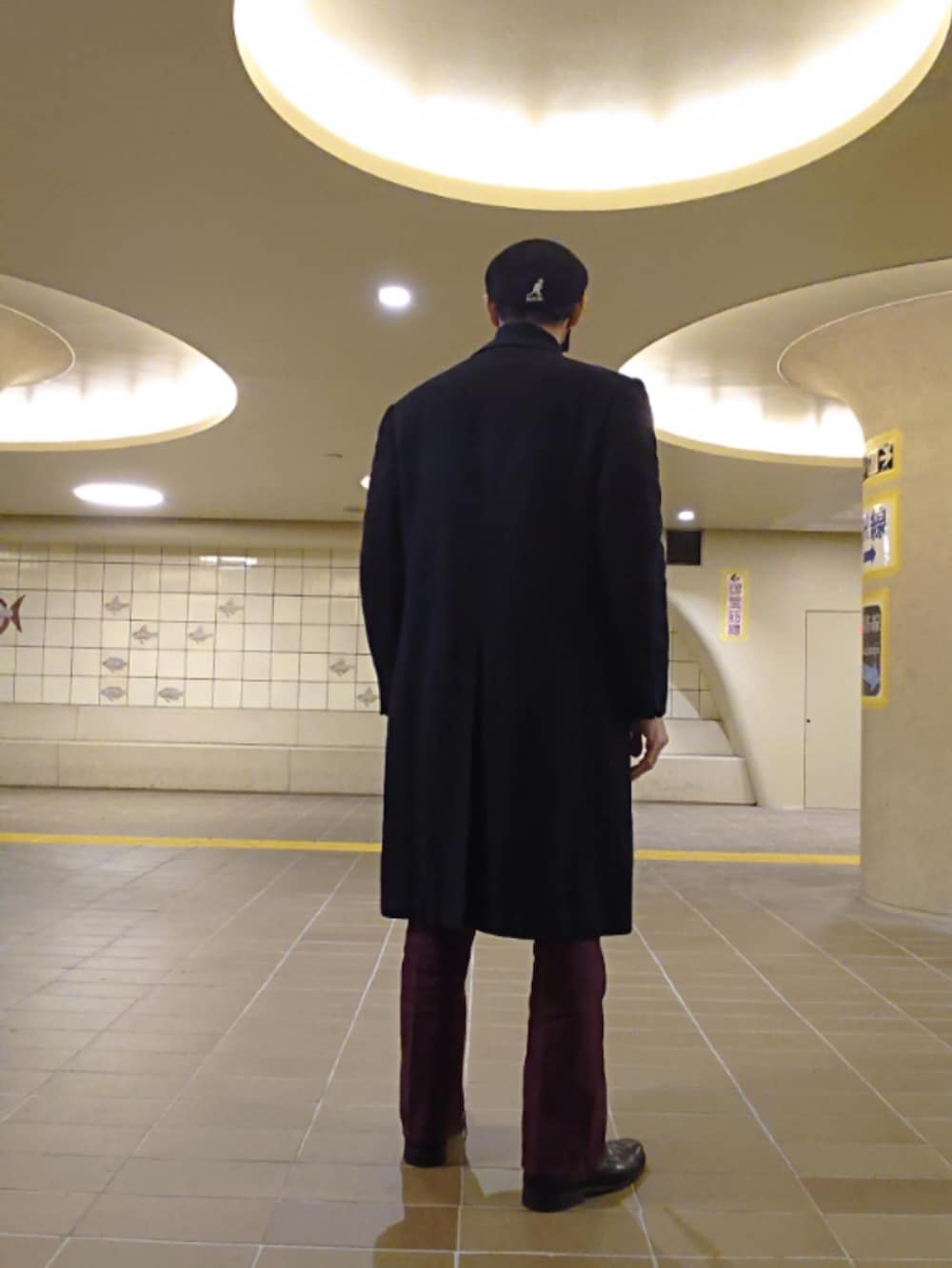 その他のチェスターコート、レッド系のスラックス、ブラック系のドレスシューズを着用したメンズの春コーディネートの2枚目の写真