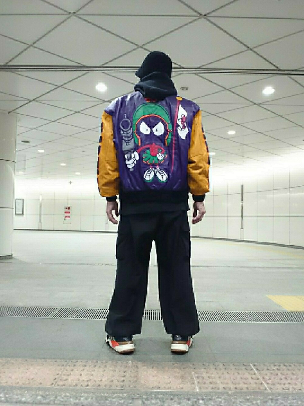 ブラック系のパーカー、パープル系のジャケット/アウター、ブラック系のカーゴパンツを着用したメンズの春コーディネートの2枚目の写真