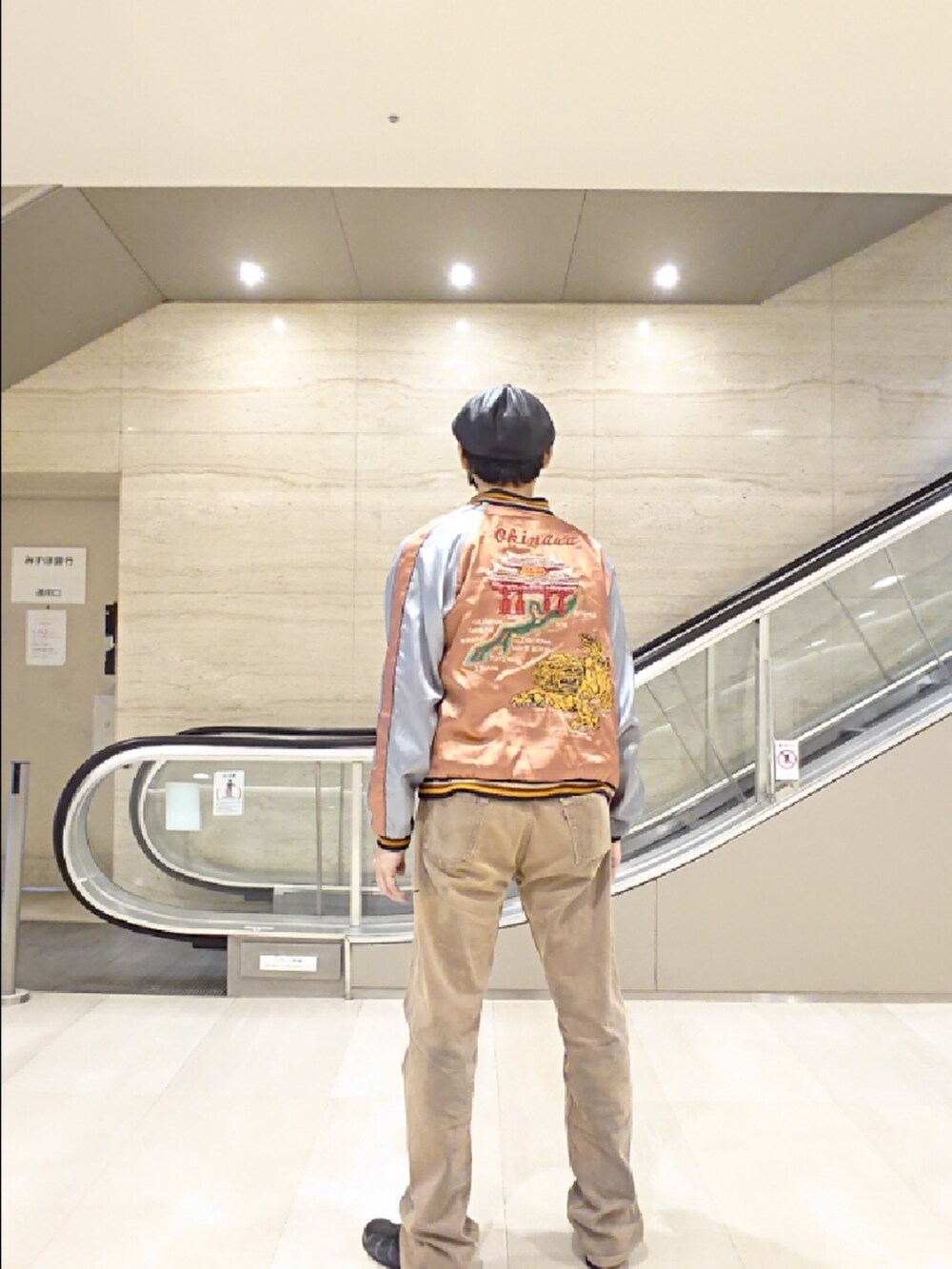 「ハンチング帽、スカジャン、タンクトップ、デニム、グルカサンダル、WEGO、H&M、リーバイス、BEAMS、TAILOR TOYO」|「WEGOのWEGO/フェイクレザーハンチング(ハンチング/ベレー帽、ブラック系)」を使った、たっくんさん(メンズ・176cm)の秋コーディネートの2枚目の写真
