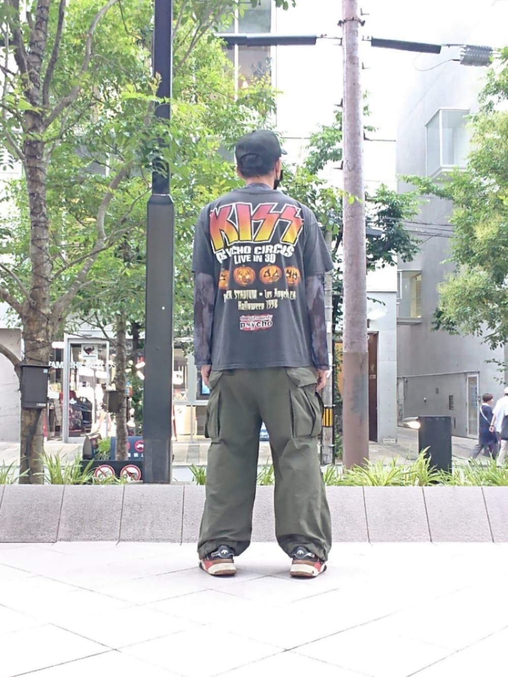 「キャップ、バンドT、シアートップス、カーゴパンツ、スニーカー、ニューエラ、KISS Tシャツ、SENSE OF PLACE by URBAN RESEAR、フリークスストア(FREAK'S STORE)、アレキサンダーワン×アディダス」｜「SENSE OF PLACE by URBAN RESEARCHのアソートシアーロングTシャツ（Tシャツ/カットソー、ブラック系）」を使った、たっくんさん（メンズ・176cm）の夏コーディネートの2枚目の写真