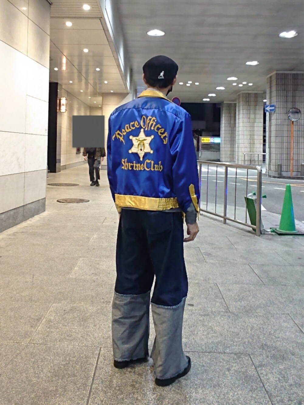 その他のシャツ/ブラウス、ブルー系のその他アウター、ブルー系のデニムパンツを着用したメンズの春コーディネートの2枚目の写真