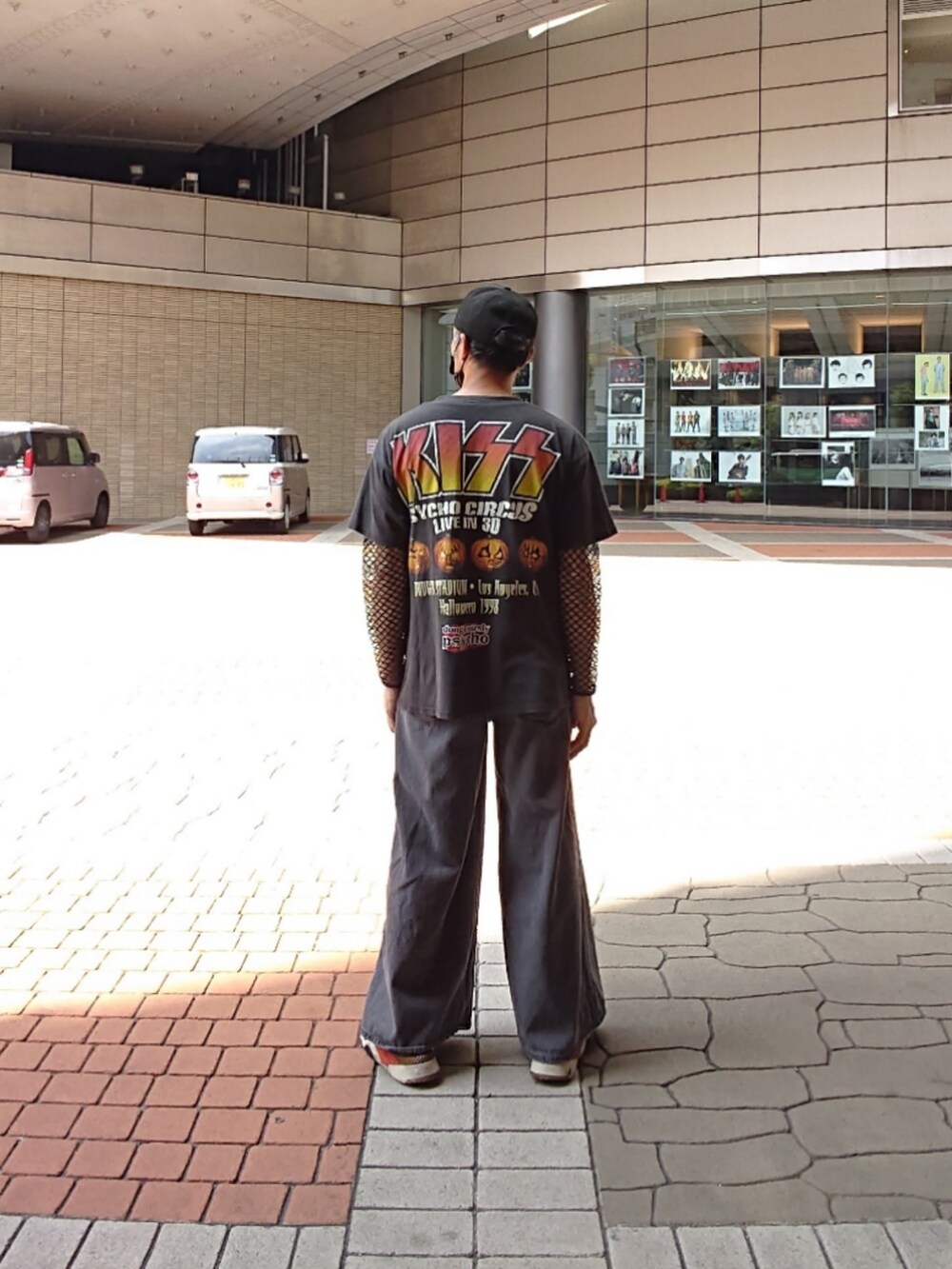 ブラック系のTシャツ/カットソー、ブラック系のTシャツ/カットソー、グレー系のデニムパンツを着用したメンズの夏コーディネートの2枚目の写真