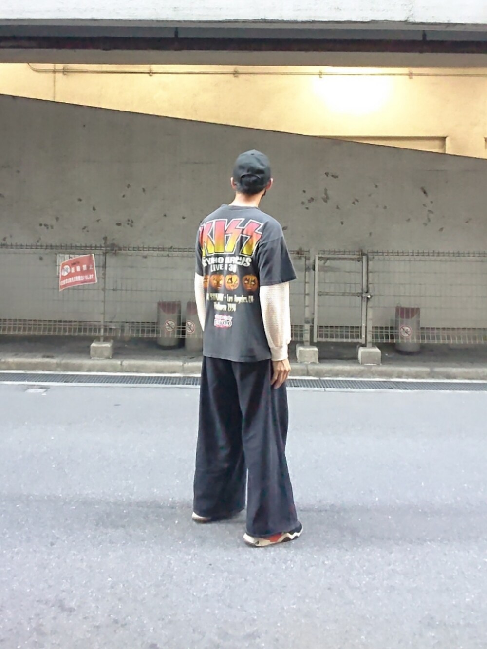 ブラック系のTシャツ/カットソー、ブラック系のデニムパンツ、ブラック系のスニーカーを着用したメンズの夏コーディネートの2枚目の写真