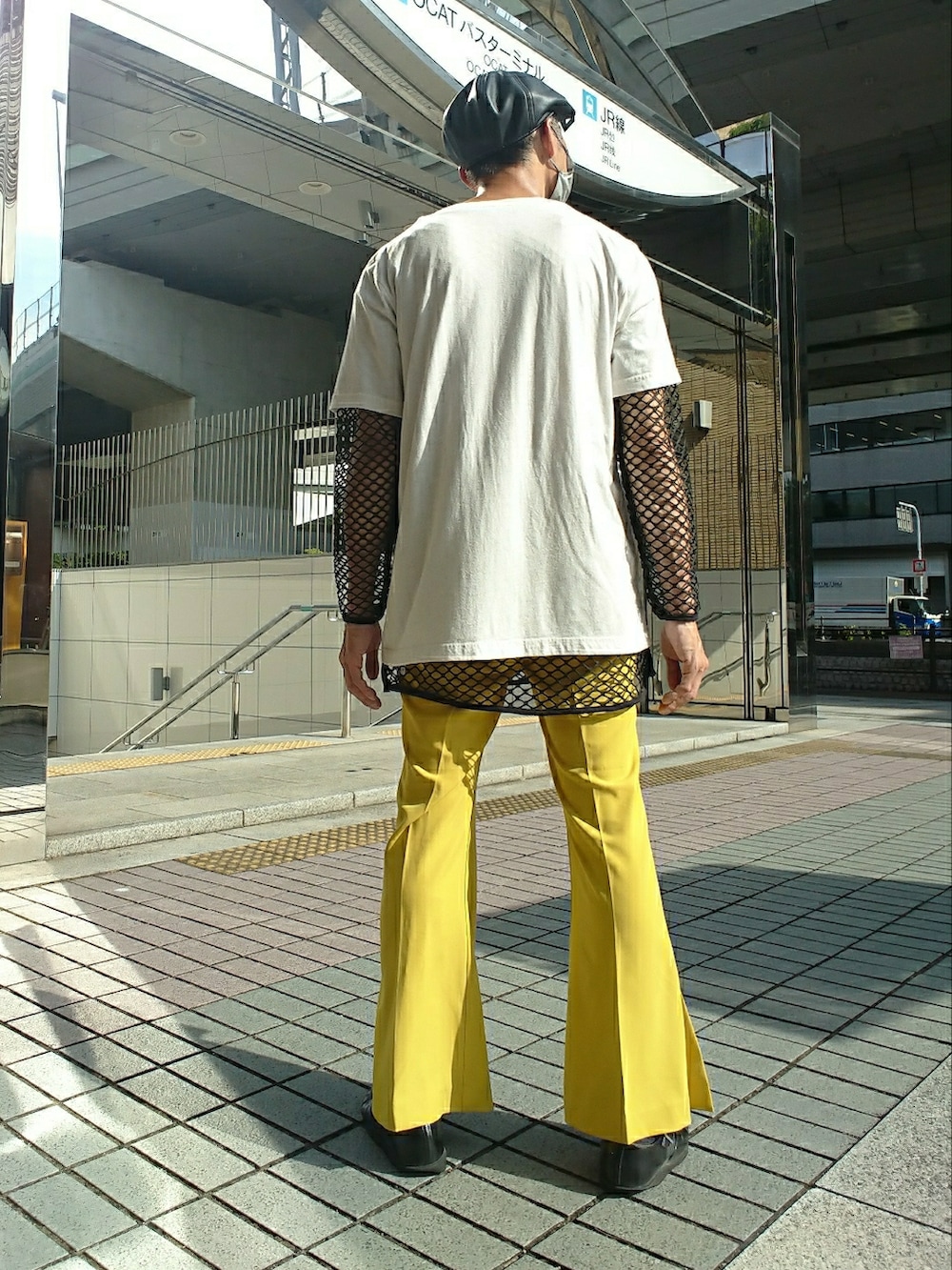 ホワイト系のTシャツ/カットソー、ブラック系のTシャツ/カットソー、イエロー系のその他パンツを着用したメンズの夏コーディネートの2枚目の写真