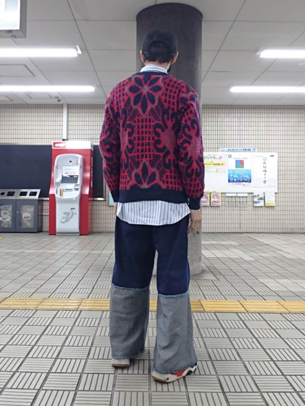 その他のシャツ/ブラウス、ブルー系のデニムパンツ、ブラック系のスニーカーを着用したメンズの春コーディネートの2枚目の写真