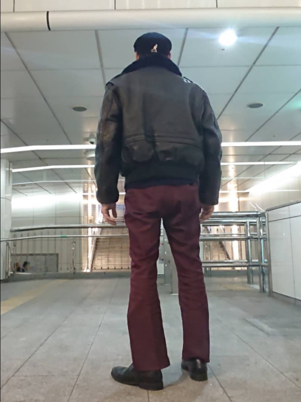 「ハンチング帽、レザージャケット、タートルネック、ランチャーパンツ、ドレスシューズ、KANGOL、SCHOTT、GU、Wrangler、BOSTONIAN」|「KANGOLのKANGOL(カンゴール)WOOL 504/ウールハンチング/ベレー帽 メンズ レディース(ハンチング/ベレー帽、ブラック系)」を使った、たっくんさん(メンズ・176cm)の春コーディネートの2枚目の写真
