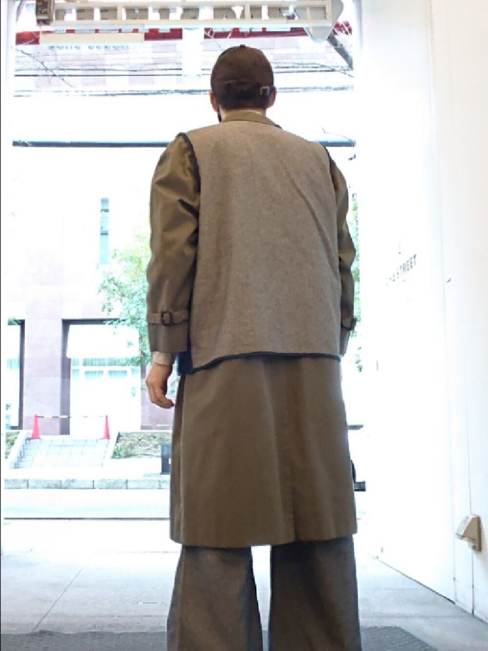 ブルー系のベスト、その他のシャツ/ブラウス、グレー系のステンカラーコートを着用したメンズの冬コーディネートの2枚目の写真