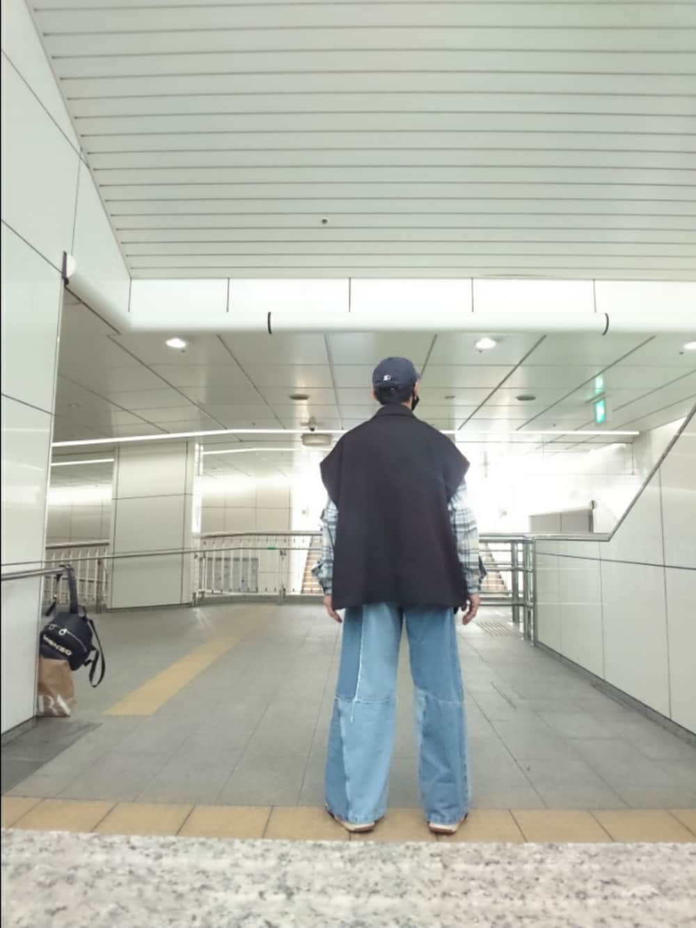 ブラック系のベスト、その他のシャツ/ブラウス、ブルー系のデニムパンツを着用したメンズの春コーディネートの2枚目の写真