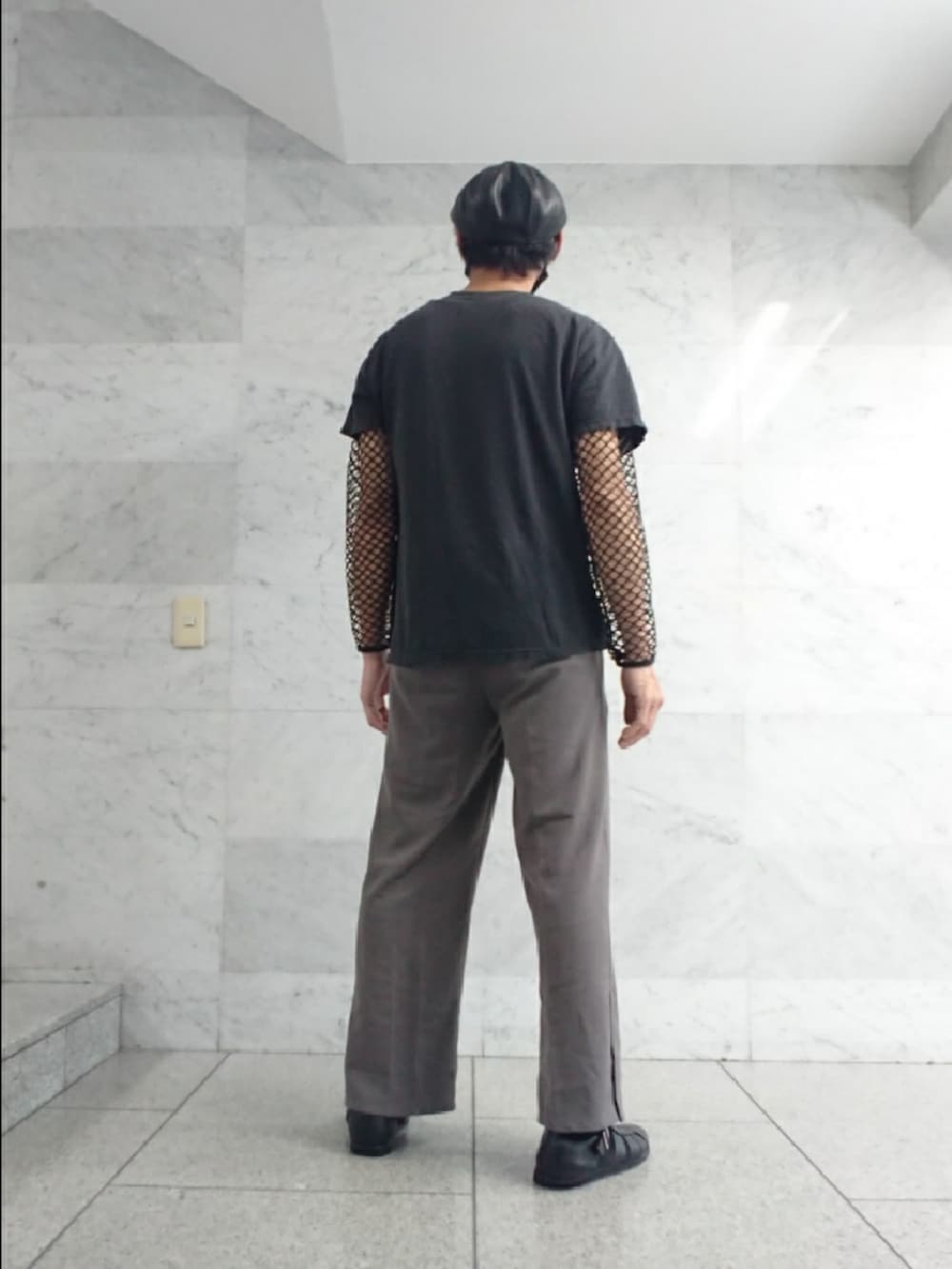 ブラック系のTシャツ/カットソー、ブラック系のTシャツ/カットソー、ブラック系のその他パンツを着用したメンズの夏コーディネートの2枚目の写真