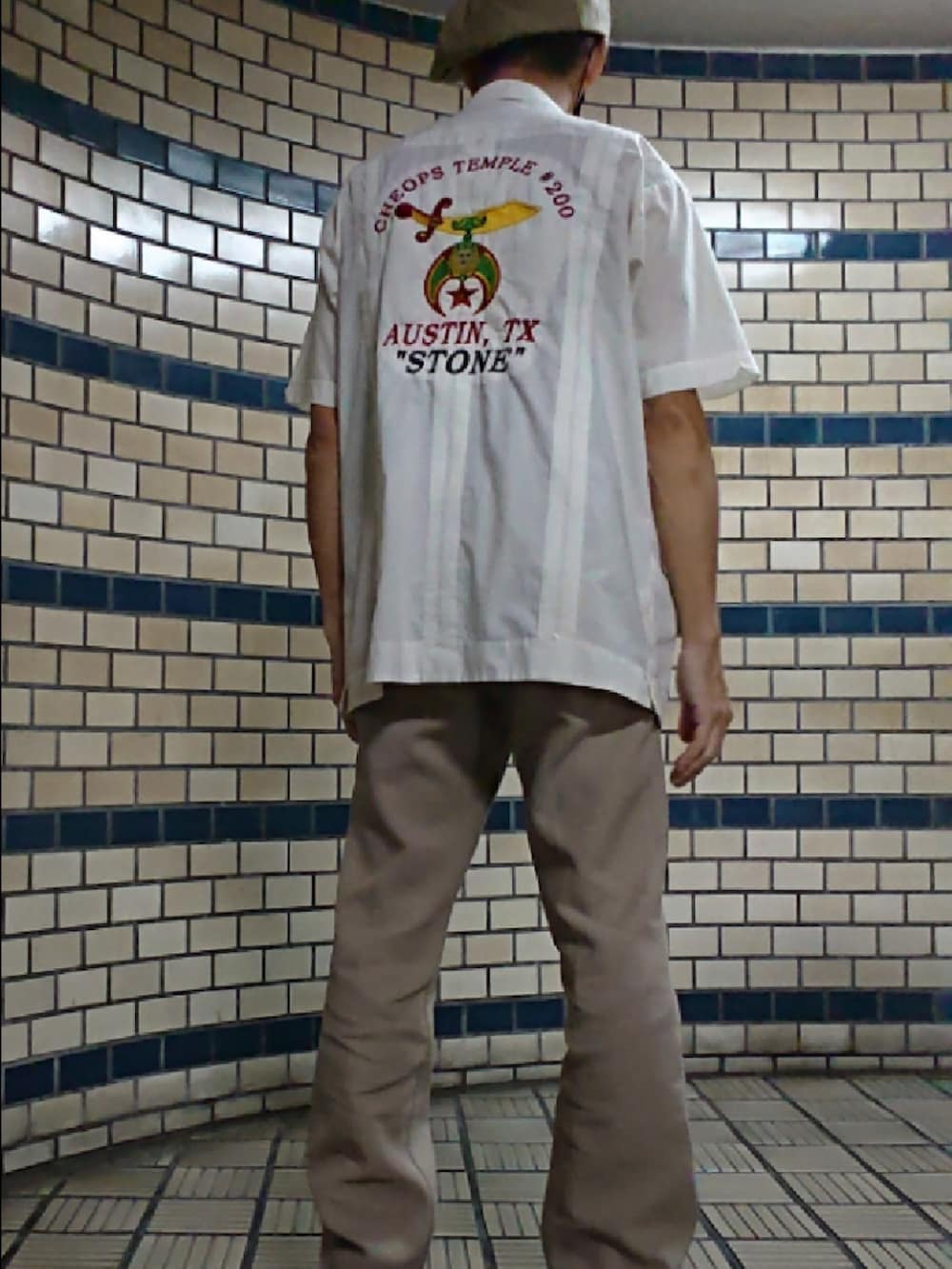 ブラック系のTシャツ/カットソー、ホワイト系のシャツ/ブラウス、ベージュ系のスラックスを着用したメンズの秋コーディネートの2枚目の写真
