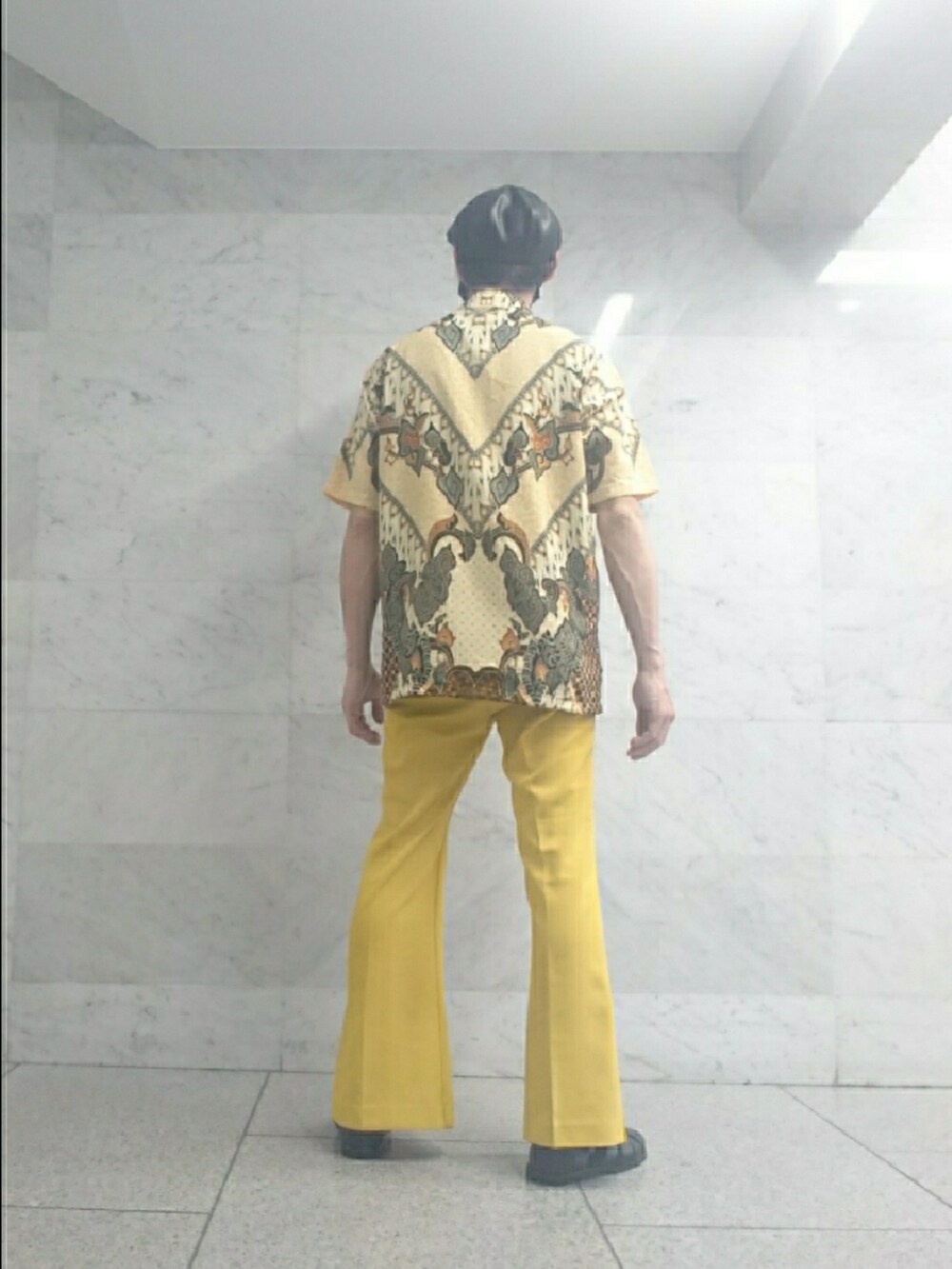 ホワイト系のTシャツ/カットソー、ベージュ系のシャツ/ブラウス、イエロー系のその他パンツを着用したメンズの夏コーディネートの2枚目の写真