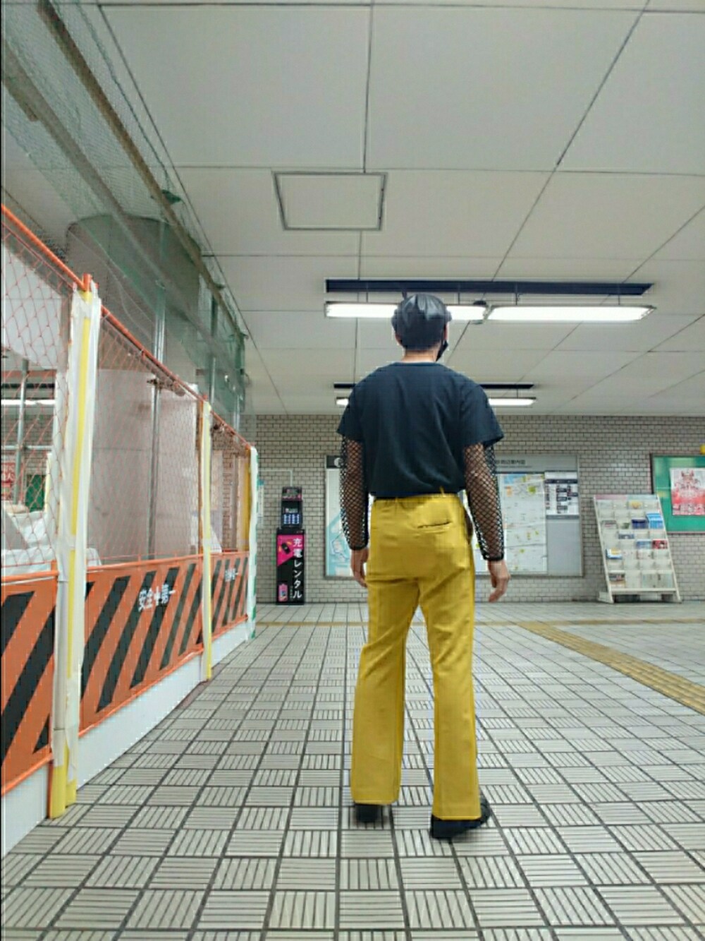 ブラック系のTシャツ/カットソー、ブラック系のTシャツ/カットソー、イエロー系のその他パンツを着用したメンズの夏コーディネートの2枚目の写真