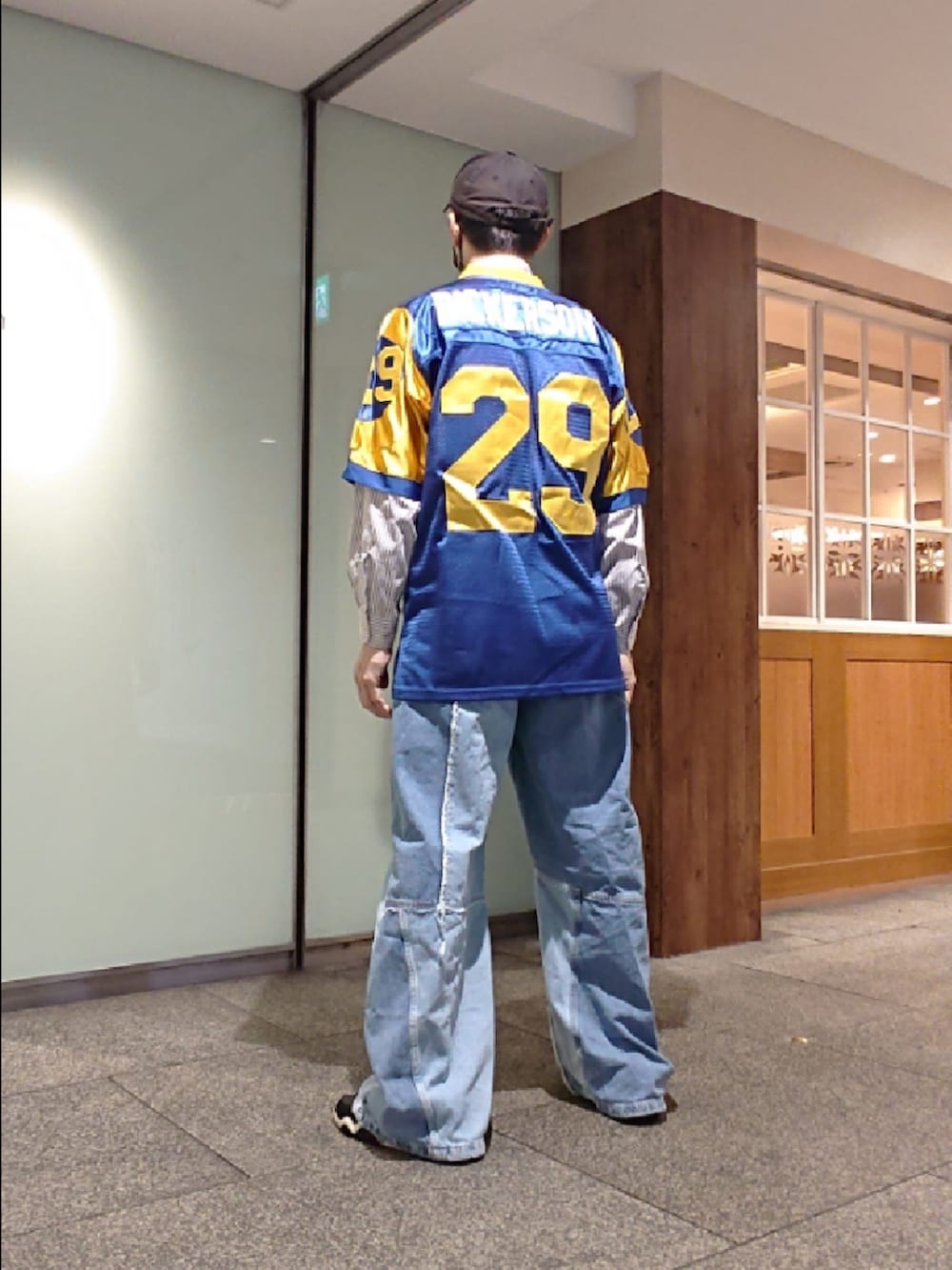 ブルー系のその他トップス、その他のシャツ/ブラウス、ブルー系のデニムパンツを着用したメンズの春コーディネートの2枚目の写真