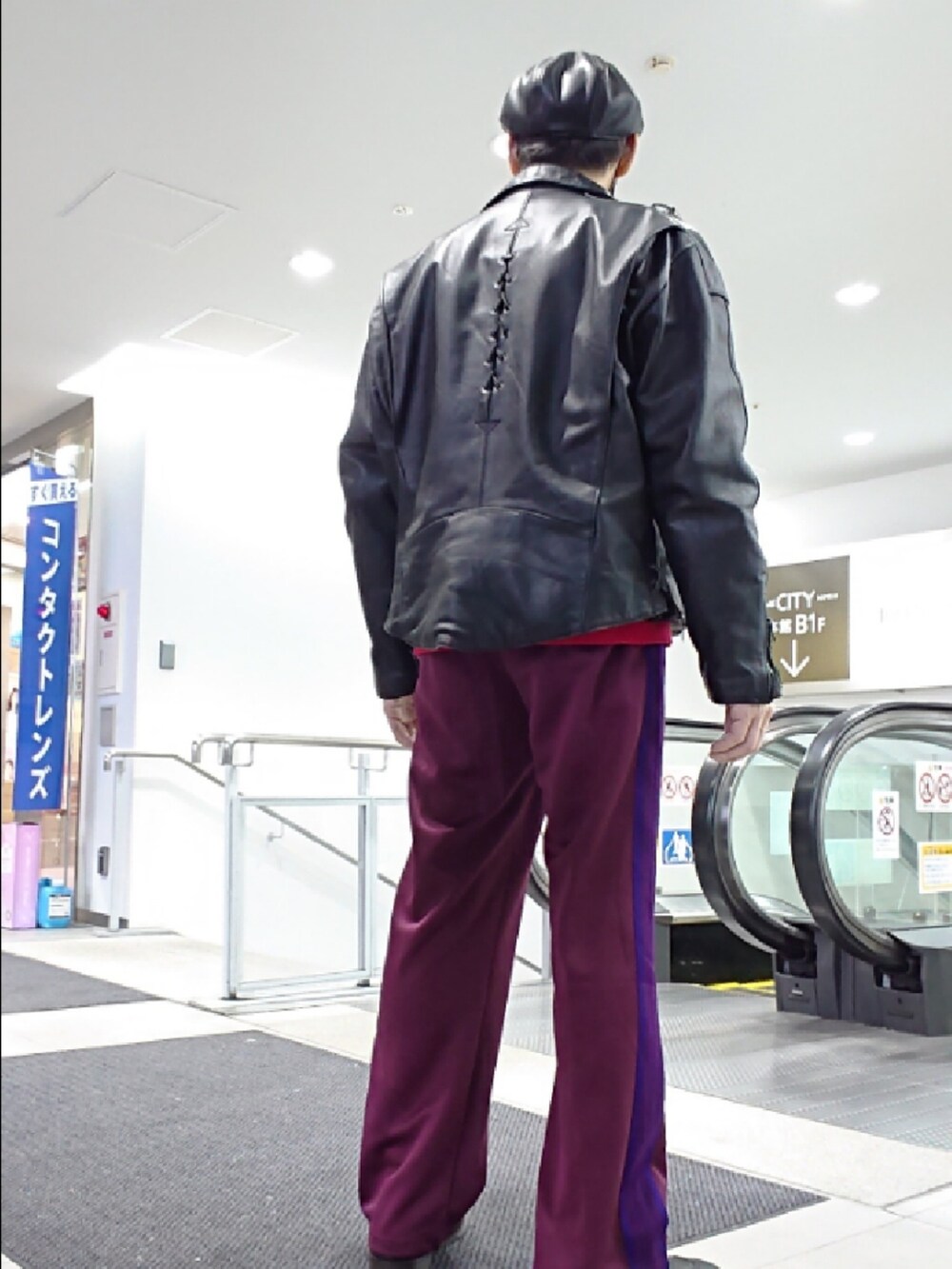ブラック系のライダースジャケット、レッド系のその他パンツ、ブラック系のドレスシューズを着用したメンズの冬コーディネートの2枚目の写真