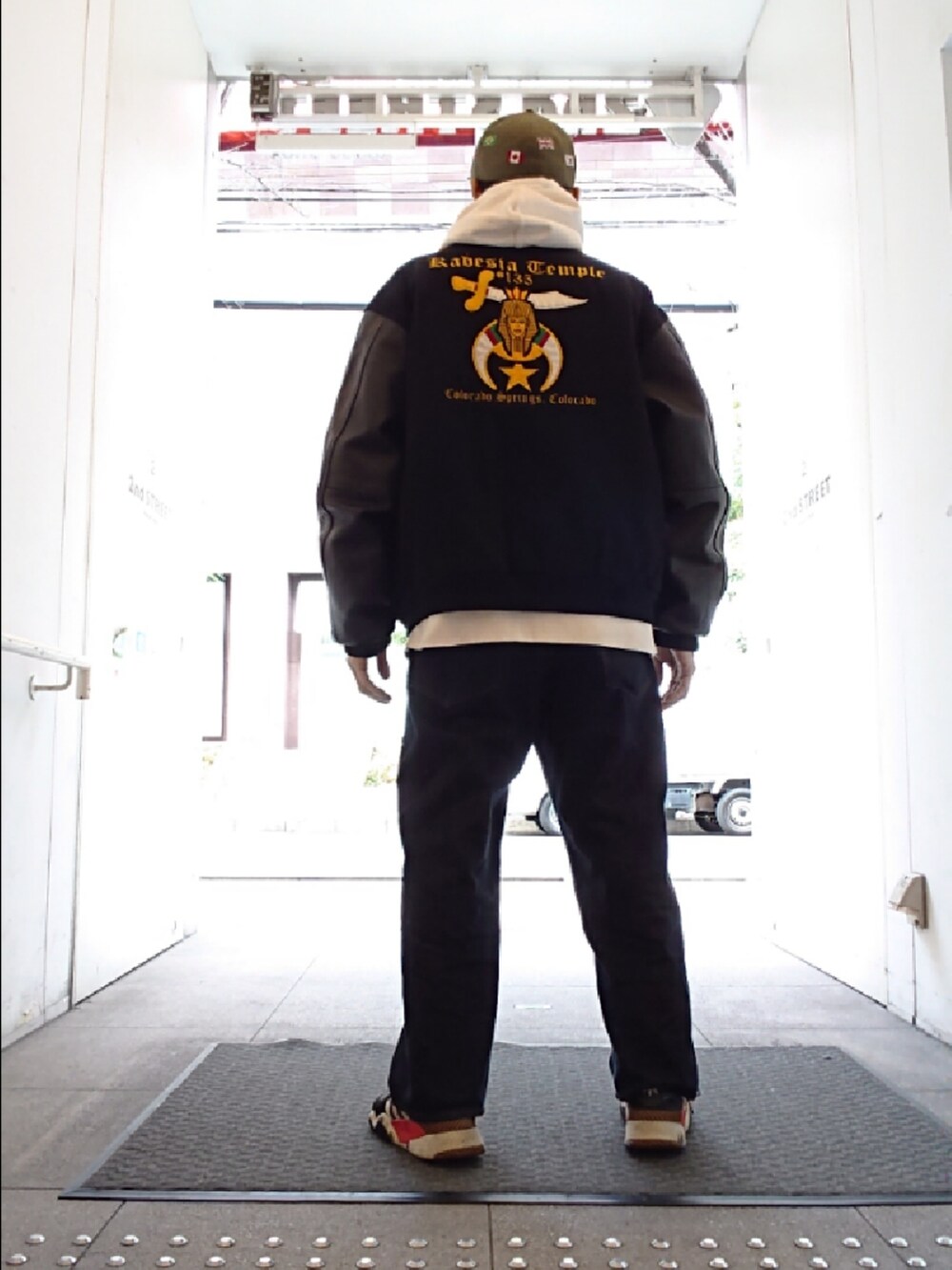 「キャップ、スタジャン、パーカー、ワイドデニム、スニーカー、HUF、ニューエラ、game sportswear、チャンピオン、チャオパニック、アレキサンダーワン×アディダス」|「HUFのWORLD TOUR NEW ERA FITTED HAT HUF ハフ キャップ(キャップ、グリーン系)」を使った、たっくんさん(メンズ・176cm)の冬コーディネートの2枚目の写真