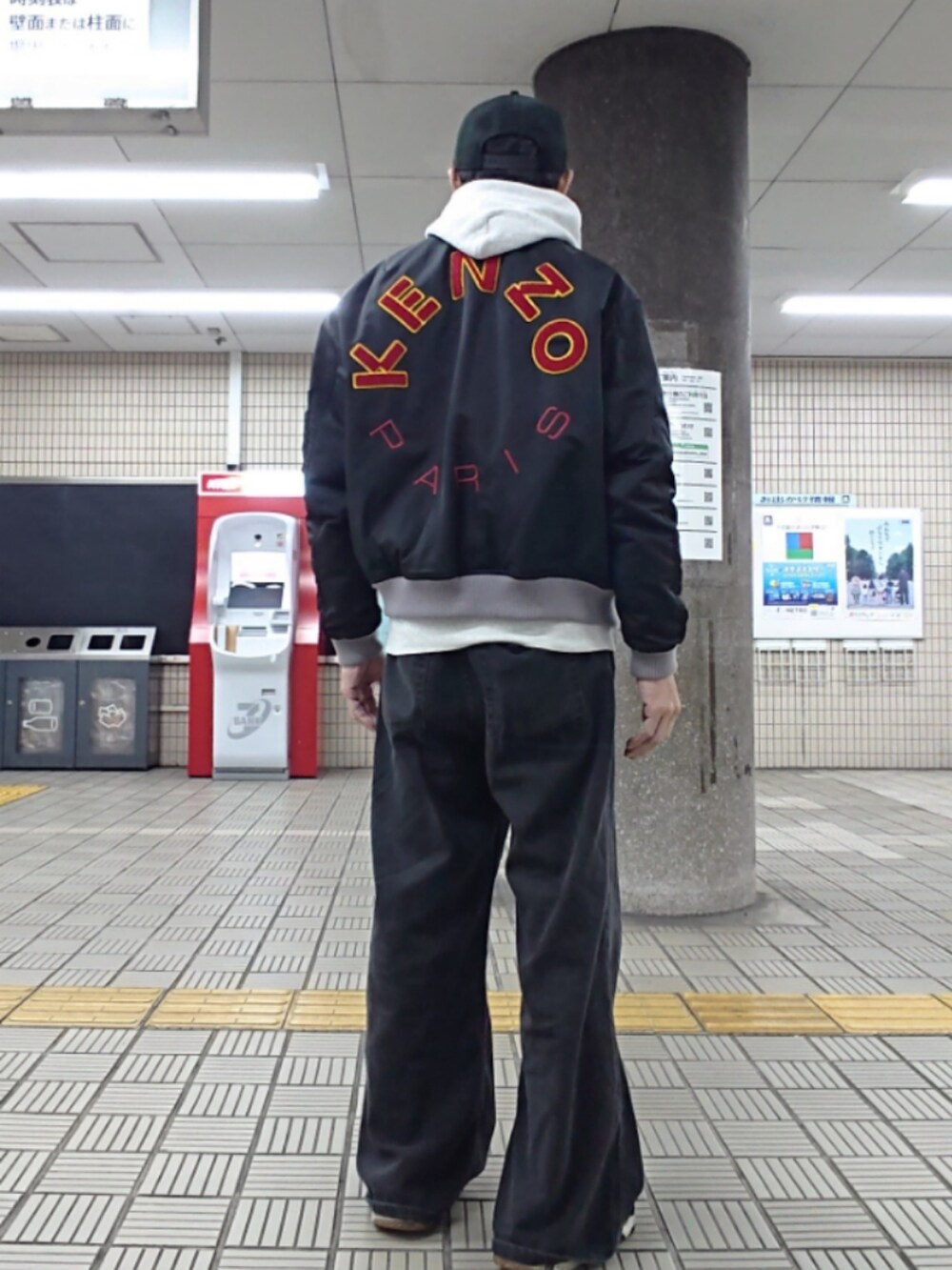 ブラック系のその他アウター、ブラック系のデニムパンツ、ブラック系のスニーカーを着用したメンズの春コーディネートの2枚目の写真